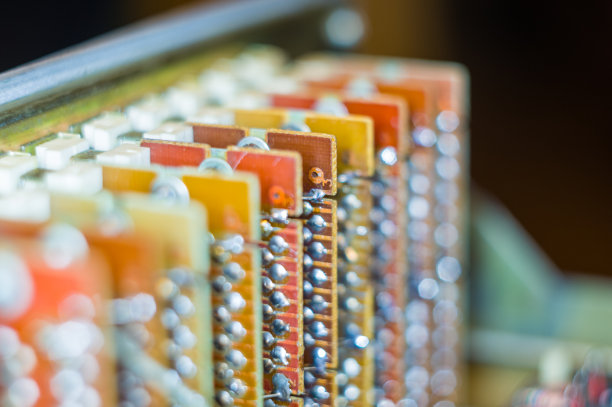 老式电子电路板与无线电部件和芯片，特写，微距照片图片下载