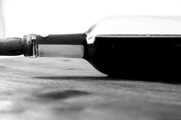 木桌上放着一瓶红酒图片下载