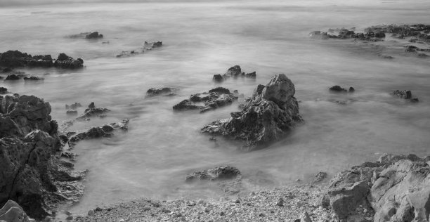 黑白长曝光地中海礁石照片图片下载