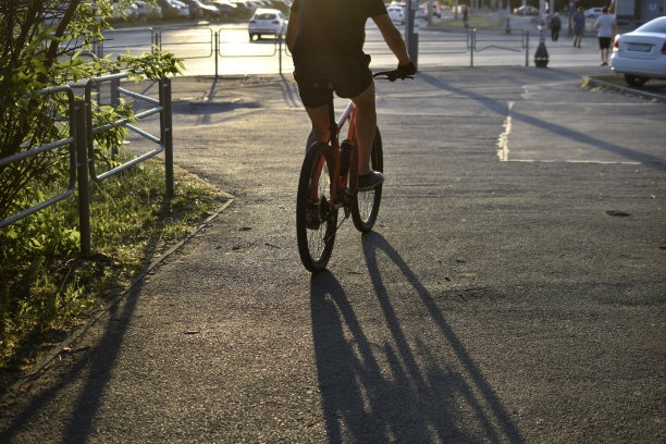 傍晚公园里的路人和骑自行车的人图片下载
