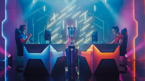 两名职业电竞玩家在冠军竞技场的电子游戏中进行竞争，其中一人失望地输掉了一轮，而另一人则以胜利庆祝。国际网络游戏锦标赛图片下载