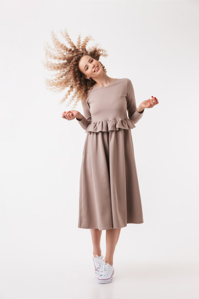 全身形象的快乐的金发卷女人穿着衣服图片下载