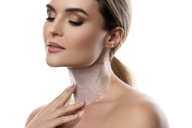 脖子上敷着面膜的女人图片下载