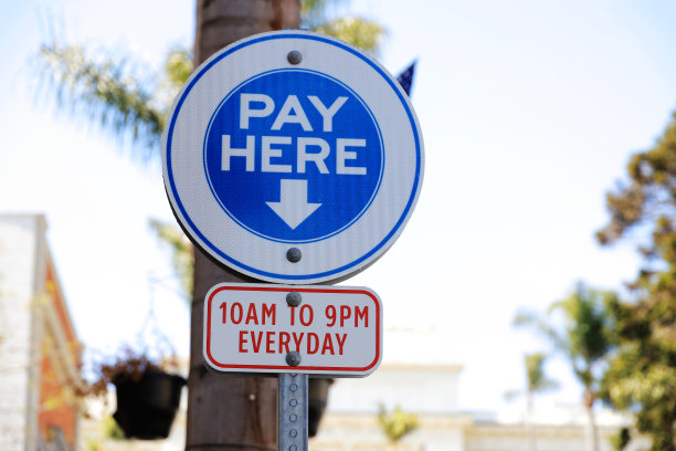 在停车指示牌处付款图片下载