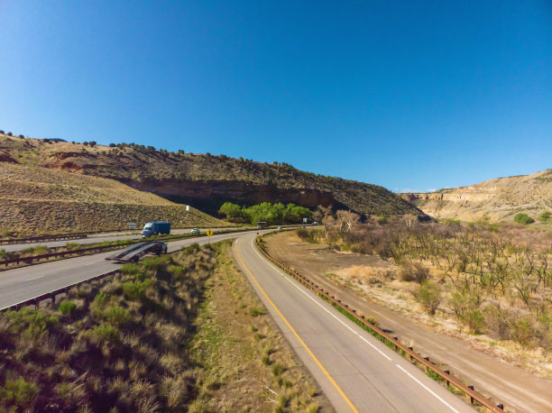 在美国西部70号州际公路上的半卡车和汽车Debeque峡谷摄影系列图片下载