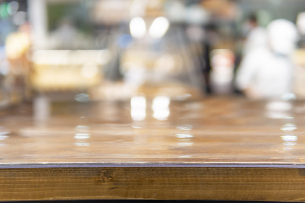 一个面包店的空桌子的特写图片下载