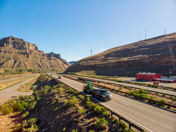 在美国西部70号州际公路上的半卡车和汽车Debeque峡谷摄影系列图片下载
