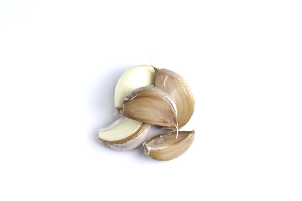 近距离拍摄丁香蒜在白色的背景图片下载