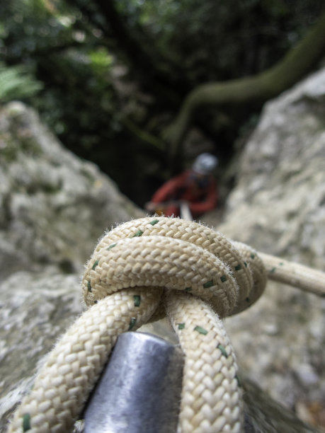 洞穴探险者在一个坑的入口处图片下载
