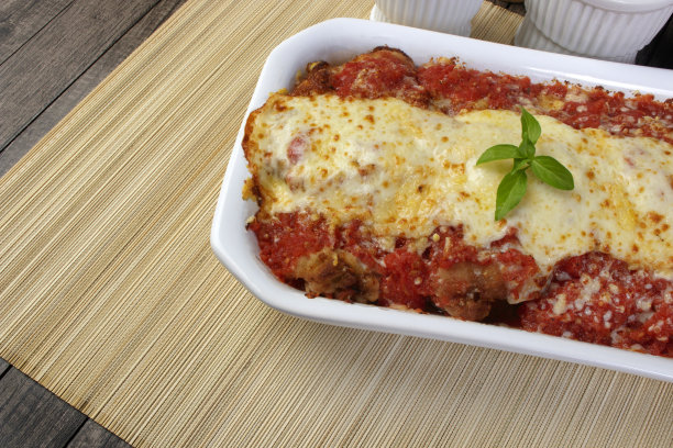 帕玛芝士牛排或帕玛芝士菲力牛排，由面包屑牛排，红番茄酱，马苏里拉奶酪和帕玛森烤面包制成。顶部特写照片与文字空间。图片下载