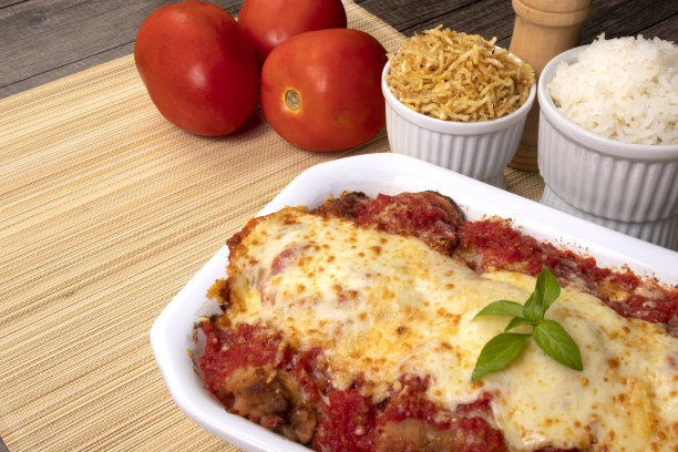 帕玛芝士牛排或帕玛芝士菲力牛排，由面包屑牛排、番茄酱、马苏里拉奶酪和帕玛森烤面包制成。白米和马铃薯秸秆。特写照片的巴西美食。图片下载