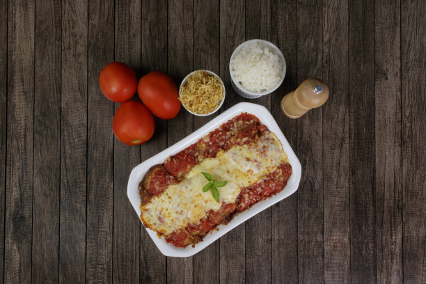 帕玛芝士牛排或帕玛芝士牛排，由面包屑牛排，番茄酱，马苏里拉奶酪和帕玛森奶酪制成。配白米和马铃薯秆。俯视图照片与集中的元素。图片下载