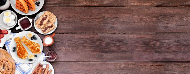 父亲节早餐边边儿。头顶视图在一个深色的木横幅背景。图片下载