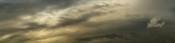 一个广阔的全景幻想戏剧性的天空在一个轻薄雾与温暖的晚霞和孤独的云在一边。大气设计的艺术照片图片下载