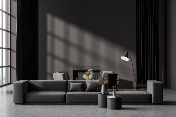 现代的深灰色客厅内饰有壁炉，沙发和扶手椅。墙复制空间。全景窗口。图片下载