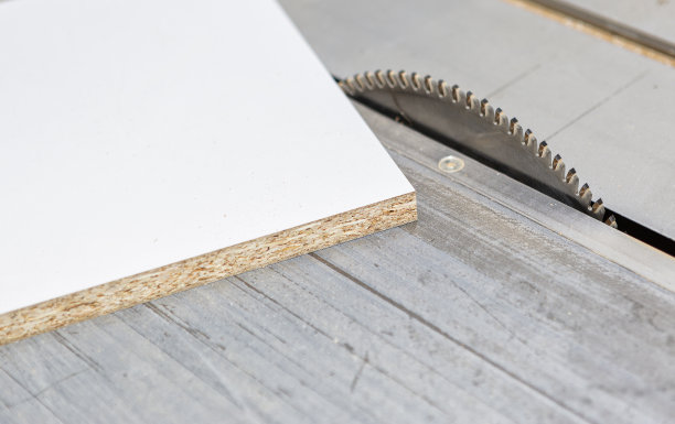 圆锯上的刨花板图片下载