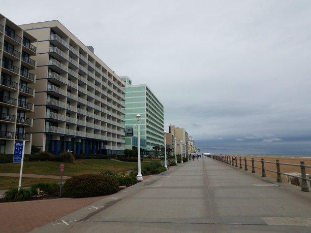 早春，弗吉尼亚海滩的木板路图片下载