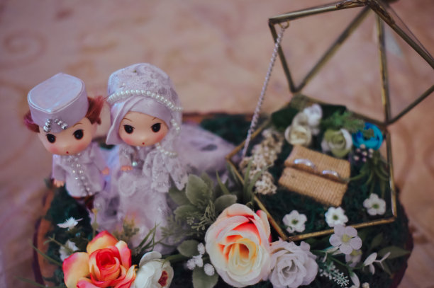 一个可爱的婚礼嫁妆(Mahar)，上面有一个穆斯林新娘娃娃。采购产品婚礼库存照片，新娘，伊斯兰教，成人，背景。图片下载