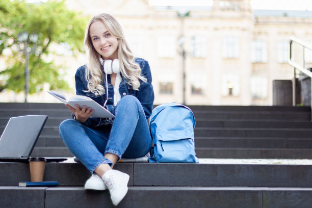 学生做作业图片下载