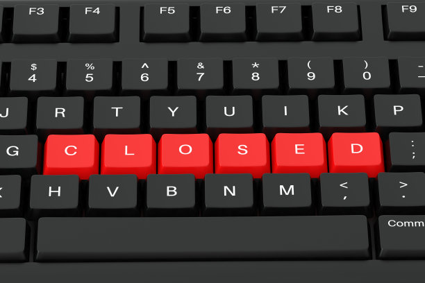 黑色键盘上用红色键写的关闭标志。3 d渲染图图片下载