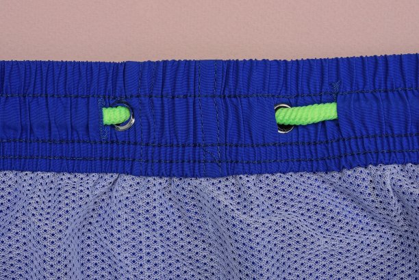 一件有弹性的蓝白布料运动裤图片下载