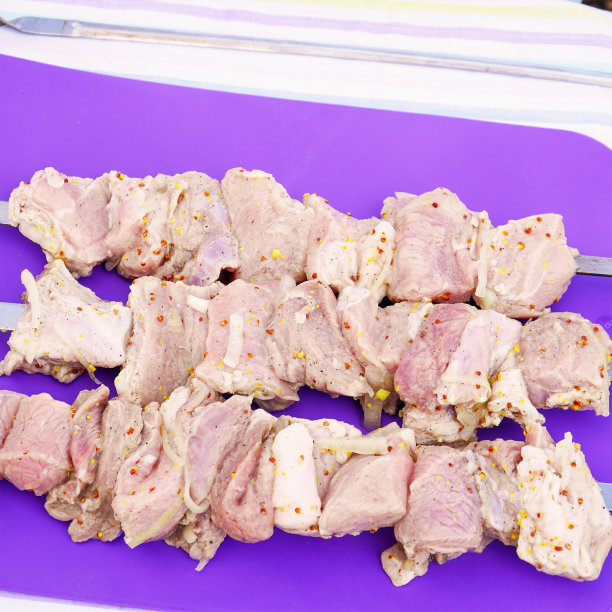 烧烤用的生肉串图片下载