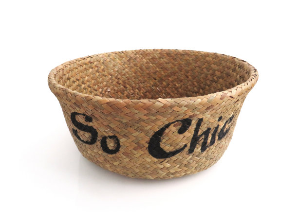 关闭的旧编空柳条篮子。白色背景上手工制作的天然纤维篮子。编织储存篮隔离。配件及家用设备。褐色的竹篮里装着消息。图片下载