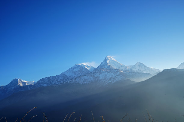 雪山的ghrepani Poon山和彩色的payer旗帜，喜马拉雅山脉Annapurna图片下载