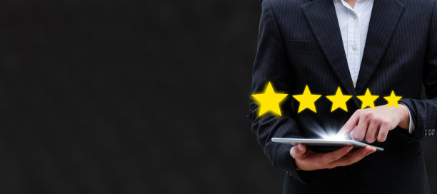 宽横幅。5星评级。商务人士客户手触碰手机平板电脑上带有五星按钮的好评回顾，数字化营销，良好的体验和客户反馈理念图片下载