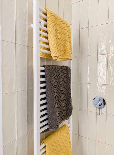 毛巾摆放在浴室毛巾架上，颜色对比鲜明图片下载