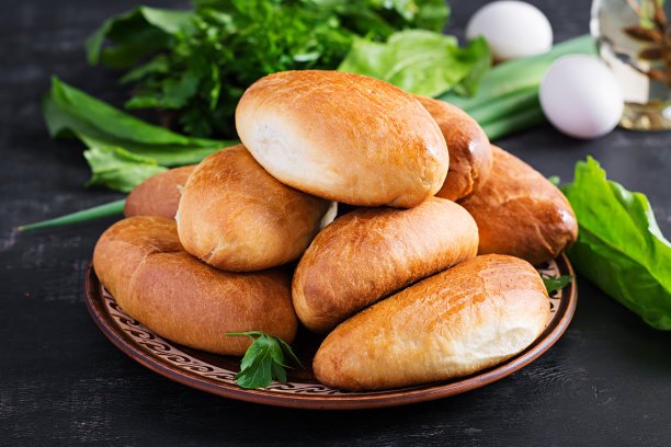 传统的乌克兰派，以鸡蛋，葱，酢浆草为背景。俄罗斯皮罗斯基，自制烤肉饼。图片下载