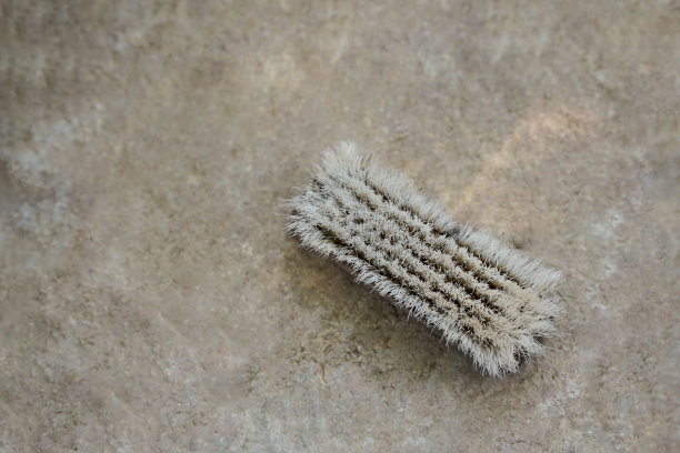 旧的木衣服清洁刷或旧衣服擦洗刷上水泥背景。图片下载