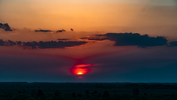 日落在黄昏的黎明。早上的黎明。晚上。晚上日落。傍晚太阳的最后一缕光芒，夜晚的开始。第一缕阳光穿过云层。发光粉红色的天空图片下载
