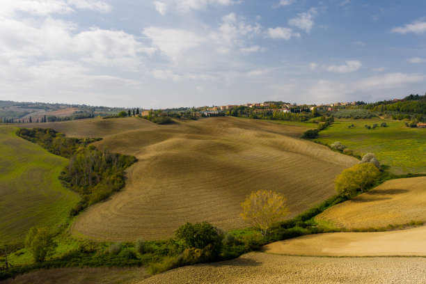 2019年10月20日，锡耶纳托斯卡纳。托斯卡纳乡村景观的鸟瞰图。乡村农场，葡萄园，柏树，阳光和云彩。意大利,欧洲图片下载