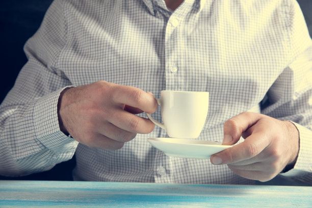 拿着一杯咖啡的男人图片下载