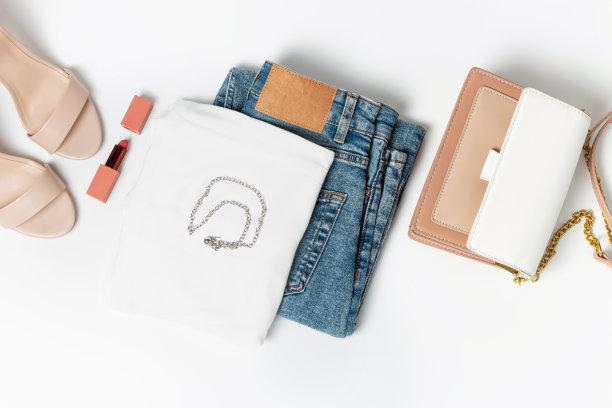 现代女性服装，凉鞋和包的白色背景俯视图。图片下载
