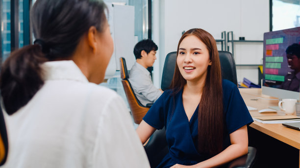 亚洲商务人士与实习生聊天，讨论工作面试，同事交谈，会议头脑风暴关于项目工作计划的成功策略在办公室。图片下载