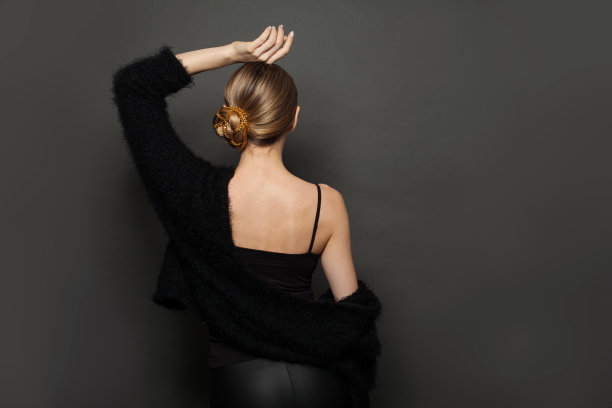 美丽的女人回到了黑色的背景图片下载