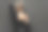 美丽的女人回到了黑色的背景图片下载