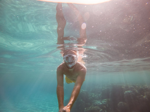 男人在清澈的蓝色海水中水下自拍图片下载