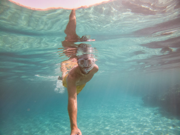 男人在清澈的蓝色海水中水下自拍图片下载