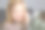 3岁的小女孩在镜子前玩化妆品图片下载