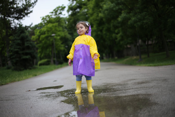 热爱生活，风雨无阻，库存照片图片下载