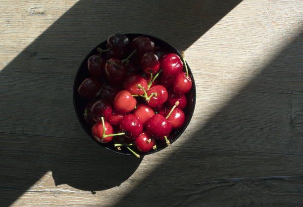 阳光明媚夏日里的红色樱桃图片下载