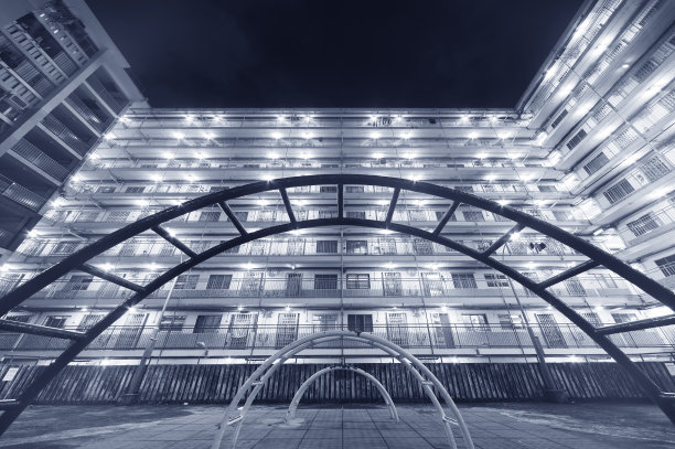 香港公共屋苑的夜间游乐场图片下载