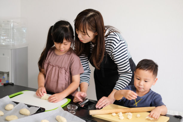 孩子在学习如何做面包图片下载
