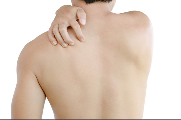 特写男人手痒肩膀和背部，健康护理和医疗理念”图片下载