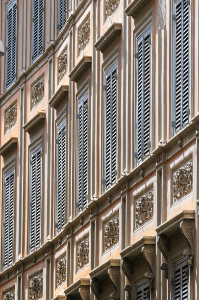 意大利罗马中世纪的特拉斯特韦雷区，夏天有百叶窗的老式防雨屋图片下载