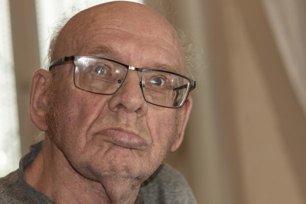 一个戴眼镜的秃顶老人。一个大肖像。图片下载