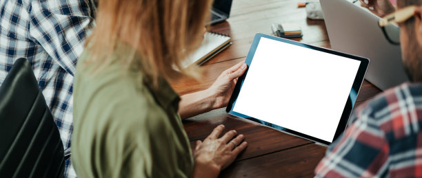 女人手持空白屏平板电脑样机图片下载